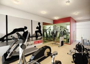 尼甘布Ocean Breeze Apartment Negombo, R 5, B16 Mina的健身房设有有氧器材和壁画