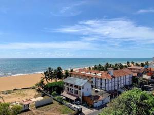 尼甘布Ocean Breeze Apartment Negombo, R 5, B16 Mina的毗邻海滩的一座建筑
