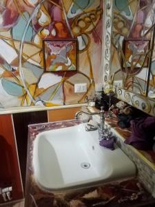 Castel LagopesoleLa Casetta Di Anna的一间带水槽和镜子的浴室