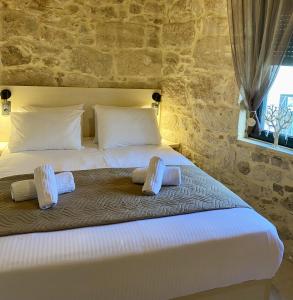 PetrokefaloSerenity Stone House, a Blissful Retreat的一间卧室配有一张床,上面有两条毛巾