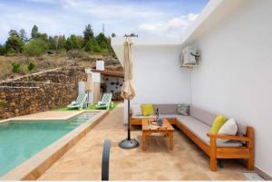 蒂哈拉费Casa Valista的带沙发和游泳池的客厅