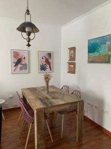 韦尔瓦Ría de Huelva的一间带木桌和椅子的用餐室