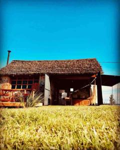塔夸伦博Quincho Nativo的前面有草地的老房子