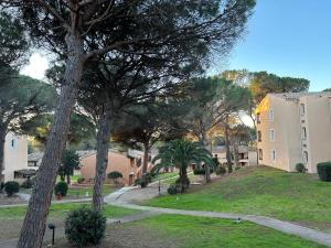 圣拉斐尔Domaine Valescure Appartement 1 ou 2 pieces vue jardin ou piscine的树木繁茂的公园,建筑和街道