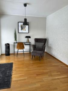 阿斯克尔Koslig bolig med sjøutsikt的客厅配有椅子和桌子