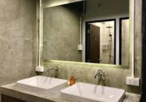 清迈Adora Hostel的一间带两个盥洗盆和大镜子的浴室