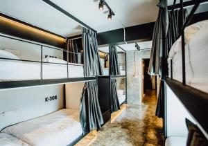 清迈Adora Hostel的一间设有两张双层床的客房