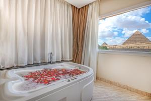 开罗Soul Pyramids View的浴室设有装满红胡椒的浴缸。