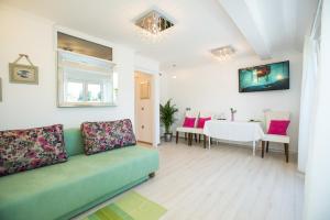 布莱德Čarman House的客厅配有绿色沙发和桌子