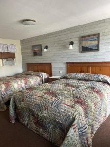 Marmora大道汽车旅馆的酒店客房,卧室内设有两张床