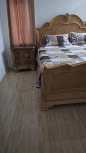 May PenVillas in A Gated Community的一间卧室配有一张床,铺有木地板