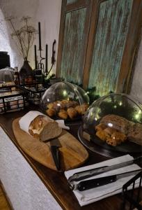 Val-des-PrésBed and Breakfast Les Airelles的一张桌子上放着面包和玻璃圆顶