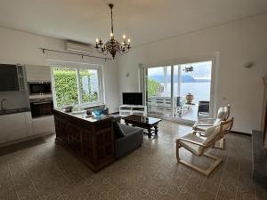 普雷多雷阿纳斯塔西耶别墅的客厅配有吊灯、沙发和椅子