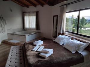 乌鲁比西Hibisco Home Hotel的一间卧室设有一张大床和一个浴缸