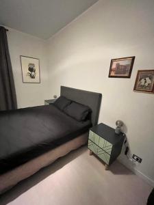 芒通Prato Home - apartment near the beach in Menton的一间卧室配有一张床和一张边桌