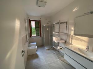 普雷多雷阿纳斯塔西耶别墅的带淋浴和盥洗盆的白色浴室