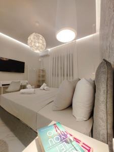 沃洛斯Volos Guesthouse Chrysa的卧室配有带白色枕头的大床