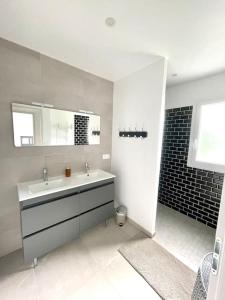 PomerolLe Logis de Pomerol的白色的浴室设有水槽和镜子