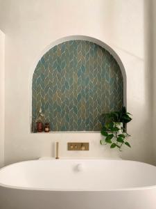 蒙彼利埃Home Chic Home - Les Suites de La Comédie的带浴缸的浴室和绿色的墙壁