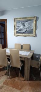 奇皮奥纳EDIFICIO DUPLEX的餐桌、椅子和墙上的照片