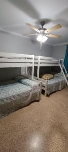 奇皮奥纳EDIFICIO DUPLEX的一间卧室设有两张双层床和吊扇