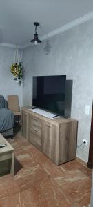 奇皮奥纳EDIFICIO DUPLEX的客厅配有大屏幕平面电视