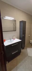 奇皮奥纳EDIFICIO DUPLEX的一间带水槽和镜子的浴室