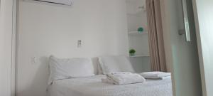 福塔莱萨Apartamento com 2 quartos no Beach Class Fortaleza的白色的床,配有白色的床单和毛巾