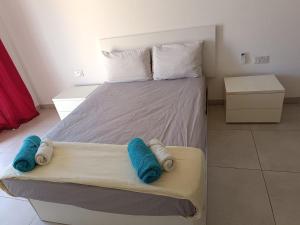 纳杜尔Gozo Spacious 3 Bathroom Apartment的一间卧室配有带毛巾的床