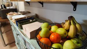 哈兰迪雅·德·拉·维尔La Posada de la Gula的厨房里的柜台上一篮水果