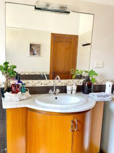卡拉奇Mohalla Rooftop Retreat的一间带水槽和镜子的浴室