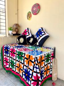 卡拉奇Mohalla Rooftop Retreat的一张色彩缤纷的桌子,上面有枕头