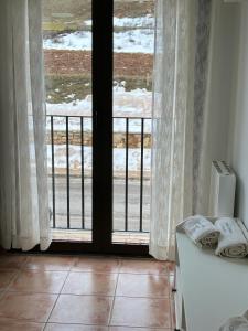 巴尔德利纳雷斯Casa ELENA i MARTA , Valdelinares的一间房间,外面有雪,设有滑动玻璃门