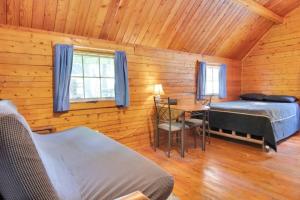 Rustic Cabin in Bloomington with Views客房内的一张或多张床位