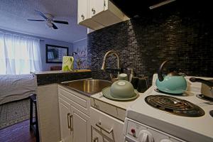 安克雷奇SHALIGOHOMES QUEEN SUITE ON 16TH的厨房配有水槽和炉灶 顶部烤箱