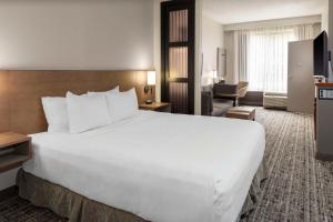 阿林顿达拉斯/阿灵顿凯悦酒店的一张大白色的床,位于酒店客房内