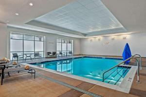 弗雷德里克斯堡弗雷德里克斯堡玛莉华盛顿凯悦酒店的在酒店房间的一个大型游泳池
