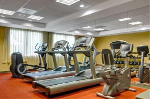 劳德代尔堡Hyatt Place Fort Lauderdale Cruise Port & Convention Center的一间健身房,里面配有几台跑步机
