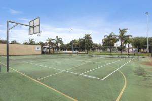 班伯里Discovery Parks - Bunbury Foreshore的一座空的网球场,有篮球架