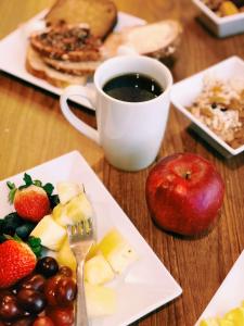 尚蒂伊尚蒂伊杜勒斯机场南君悦酒店的一张桌子,上面放着一盘水果和一杯咖啡