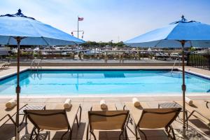 河头镇长岛东岸凯悦嘉轩酒店的一个带椅子和遮阳伞的游泳池