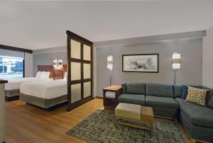 里奇兰里奇兰杰克逊凯悦酒店的酒店客房配有一张床、一张沙发和一张床。