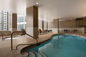 明尼阿波利斯明尼阿波利斯/市中心凯悦嘉轩酒店的一座配有桌椅的酒店游泳池