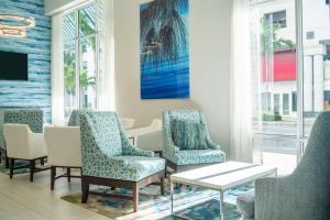 西棕榈滩西座落滩凯悦普雷斯酒店的一间设有椅子和桌子的等候室