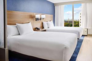 奥兰多奥兰多环球影城度假村对面凯悦嘉轩酒店的配有窗户的酒店客房内的两张床