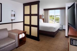 梅萨梅萨/凯特帕里斯菲尼克斯酒店的酒店客房,配有床和电视