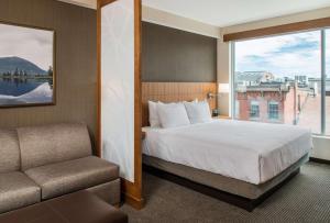 波特兰波特兰旧港区凯悦嘉轩酒店的酒店客房设有床和窗户。