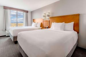 盐湖城盐湖城机场凯悦酒店的酒店客房设有两张床和窗户。