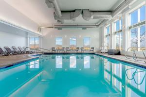 盐湖城盐湖城机场凯悦酒店的一座带椅子的建筑内的游泳池