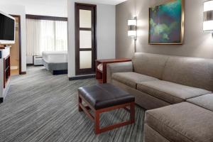 坦帕坦帕布希花园凯悦嘉轩酒店的酒店客房设有一张沙发和一张床